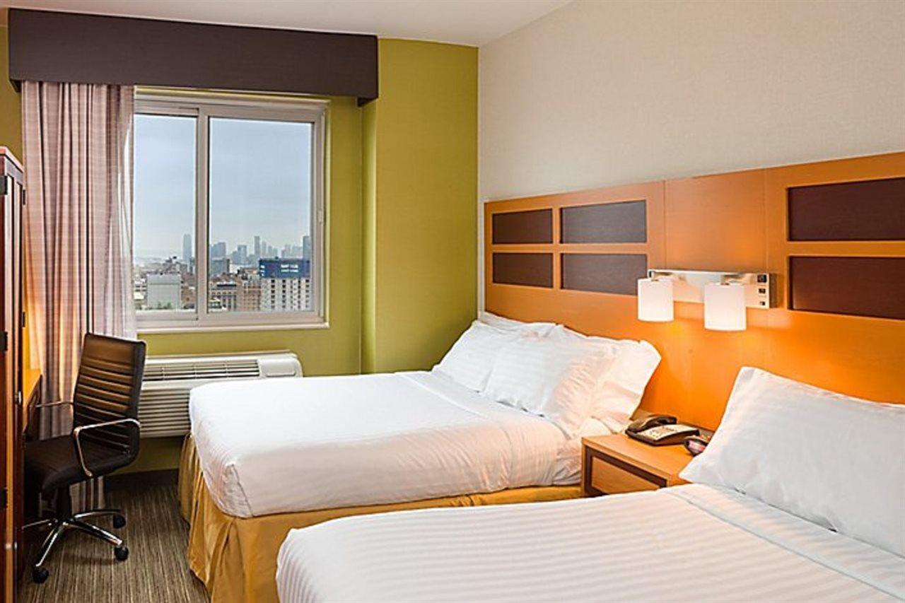 Holiday Inn Express - Times Square By Ihg Нью-Йорк Экстерьер фото