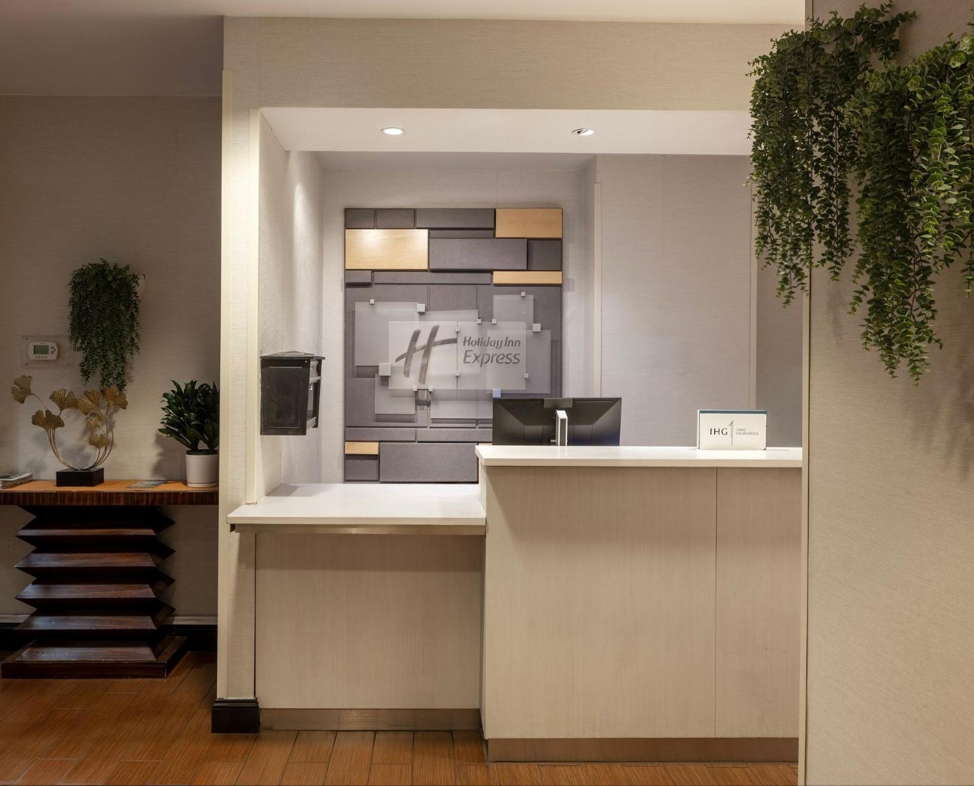 Holiday Inn Express - Times Square By Ihg Нью-Йорк Экстерьер фото